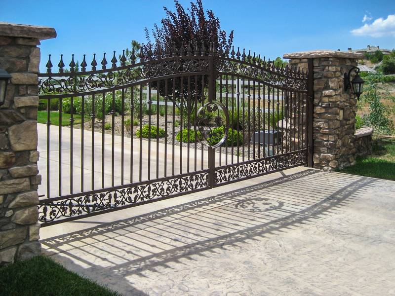 Custom made drive way entrance swing gate